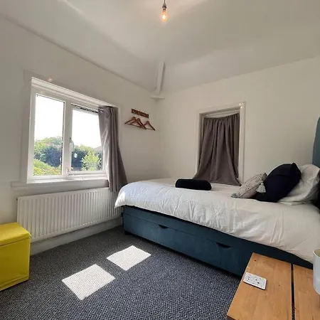 Bristol, Southmead Comfortable And Relaxing House 度假居