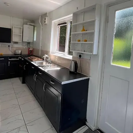 Будинок відпочинку Bristol, Southmead Comfortable And Relaxing House Бристоль